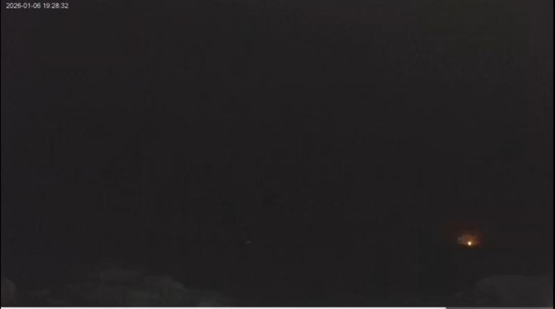 東管處石梯坪即時影像於7時28分，疑似拍下墜落火光畫面。（圖／翻攝東管處YT）