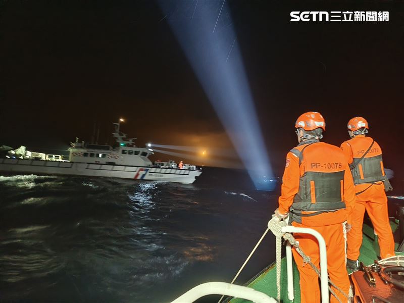 F-16飛官辛柏毅跳傘失聯！海巡頂9級風浪搜救。（圖／海巡署提供）