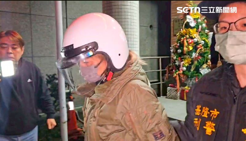 周女涉嫌教唆2名友人亂刀攻擊丈夫，被警方逮捕送辦。（圖／記者林俊華攝影）