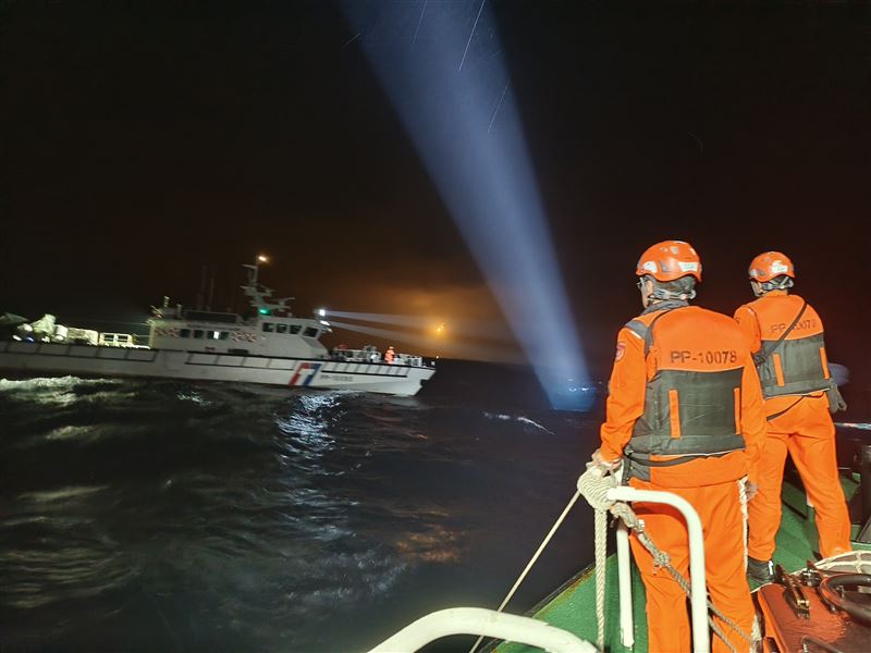 海巡調派3艦6艇全力搜救中。（圖／翻攝管碧玲臉書）