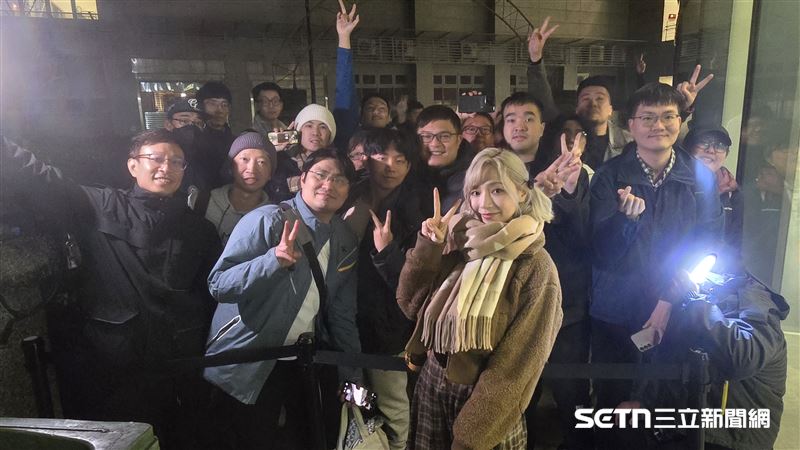 Fubon Angels成員寶兒賽後和粉絲合影。（圖／記者劉彥池攝影）