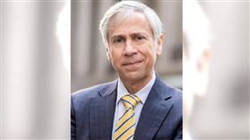 波拉克（Barry J. Pollack）長期處理地緣政治與重大刑事案件，是一位經驗豐富的資深律師。（圖／翻攝自Harris St. Laurent and Wechsler LLP官網）