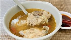 許多麻油雞料理含酒，喝多了可能使血壓上升，抵銷藥物效果。（示意圖／photoAC）