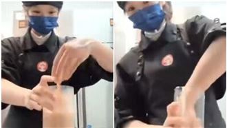 中國知名手搖品牌「霸王茶姬」因員工「手打奶茶」玩哏片遭炎上。（翻攝自微博）
