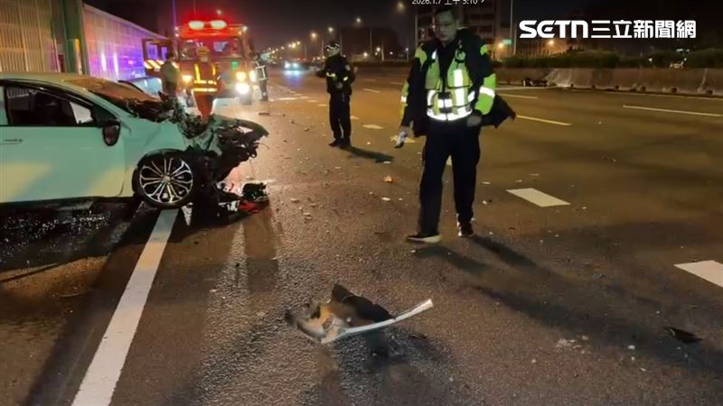 撞擊當下，轎車先是失控撞擊中間水泥護欄，再撞到路肩，整輛車的車頭全毀。（圖／翻攝畫面）