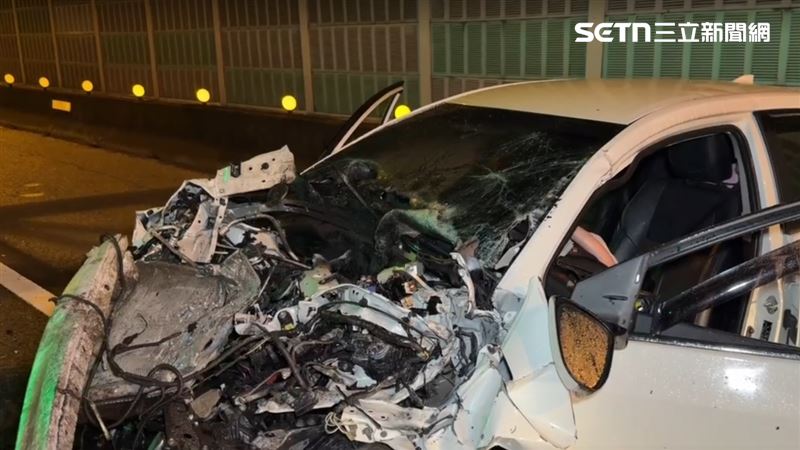 肇事的女駕駛一度受困車內，救出送醫已死亡。（圖／翻攝畫面）