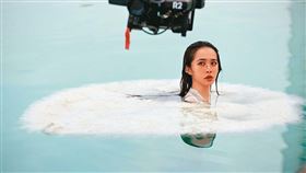 遠赴杜拜拍新歌〈Fish Love〉，首場戲就整個人泡進水裡，白色華服吸水後很沉重，增加拍攝難度。（圖／翻攝自蔡依林IG)