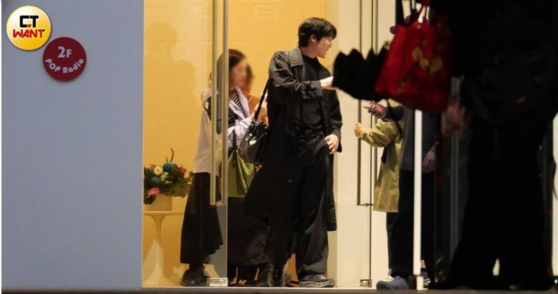 本刊直擊宇宙人結束電台活動的畫面。(圖/CTWANT)