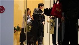 本刊直擊宇宙人結束電台活動的畫面。（圖／CTWANT）