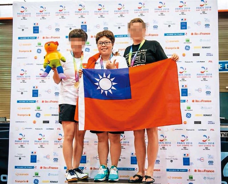 楊彗琪（中）代表台灣到法國參加運動會，得到銅牌。（翻攝台灣同志運動發展協會粉專）