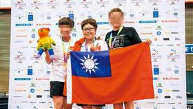 楊彗琪（中）代表台灣到法國參加運動會，得到銅牌。（翻攝台灣同志運動發展協會粉專）
