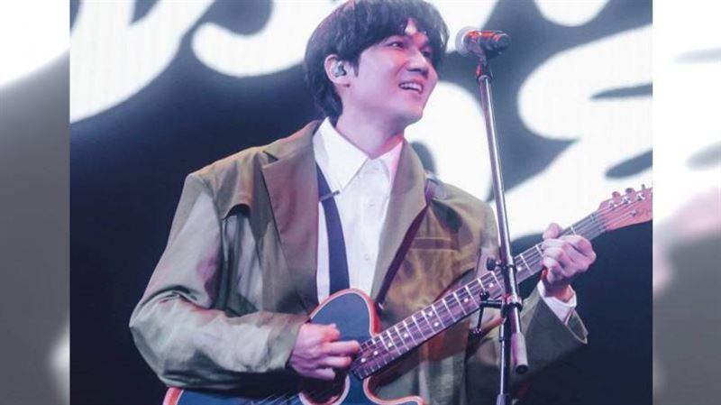 宇宙人小玉認愛激吻女友　AI預言明年正緣