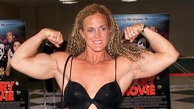 在踏入影壇之前，珍特卡早已是健美界知名人物，80年代參加多項健美賽事。（圖／翻攝自X）