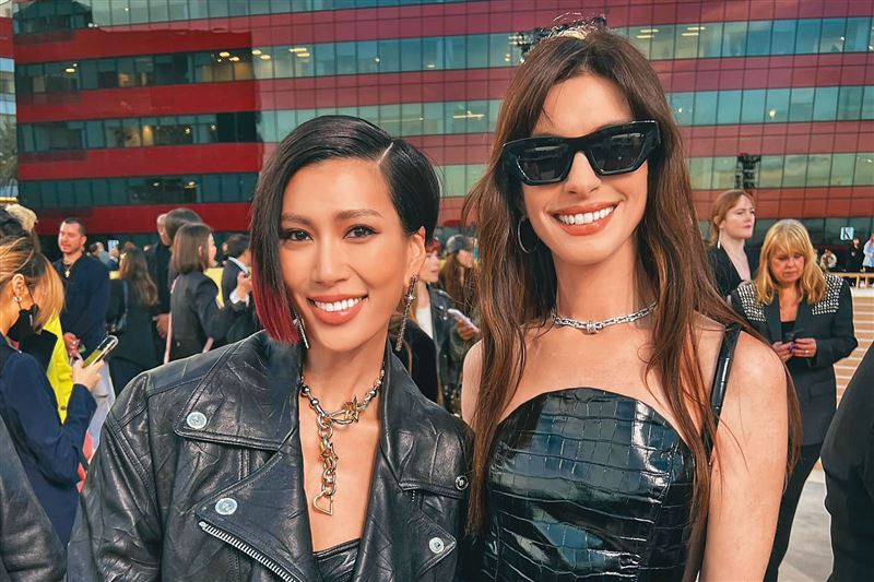 莫莉(左)曾在社群po出與安海瑟薇(右)的合照。(圖/翻攝自莫莉IG)