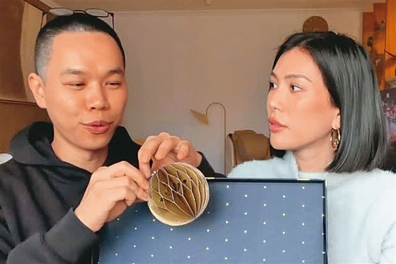 莫莉(右)與經紀人Henry(左),雖都在包車請款群組內,卻將被詐騙都咎責於匯款的前助理身上。(圖/翻攝自莫莉IG)