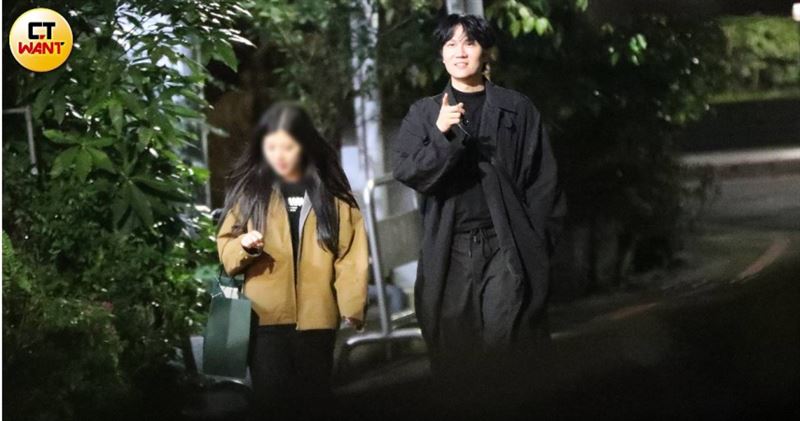 本刊日前拍到宇宙人主唱小玉與一名長髮女子深夜約會。（圖／CTWANT）