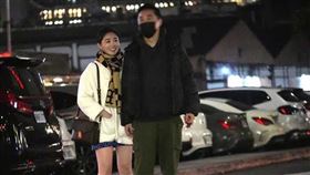 張文綺與曖昧對象約會，對方一路護著微醺的她。（圖／CTWANT）