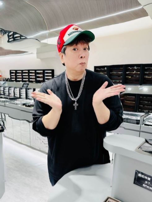 曹西平生前在西門町跟台中一中商圈開設穿刺專門店。（圖／資料照）