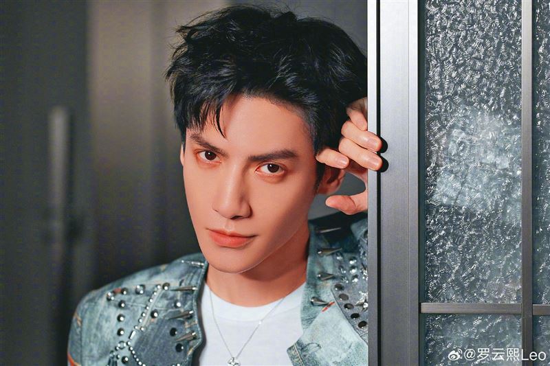 羅雲熙自己認錯車，卻意外引起粉絲網暴車主。（圖／翻攝自微博）