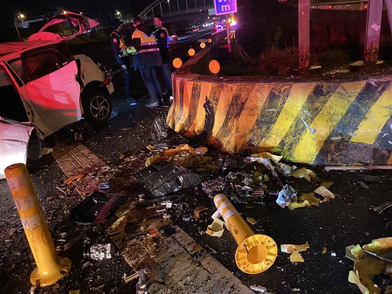 陳男自撞後受困於駕駛座。(圖/翻攝畫面)