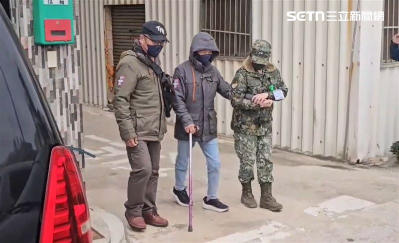 辛柏毅母親在軍方人員的攙扶下，從澎湖搭乘軍機飛往花蓮。(圖/翻攝畫面)