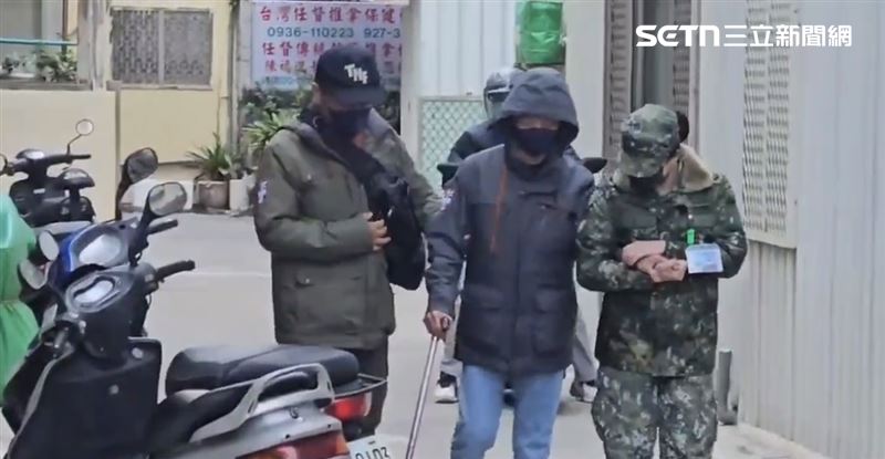 辛柏毅父親（左1)與母親(中)神情哀戚，前往花蓮等待兒子的消息。(圖/翻攝畫面)