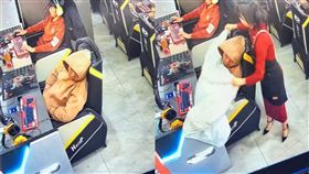 男子在網咖打電動打到睡著，店員貼心幫蓋被。（圖／取自微博）