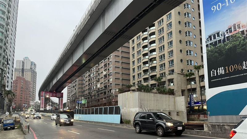淡北道路工程高架橋鋼構吊裝作業，1月8日起至3月15日淡金路與中正東路交叉口至坪頂路口部分路段實施夜間封閉，為期66日，。（圖／新北工務局提供）