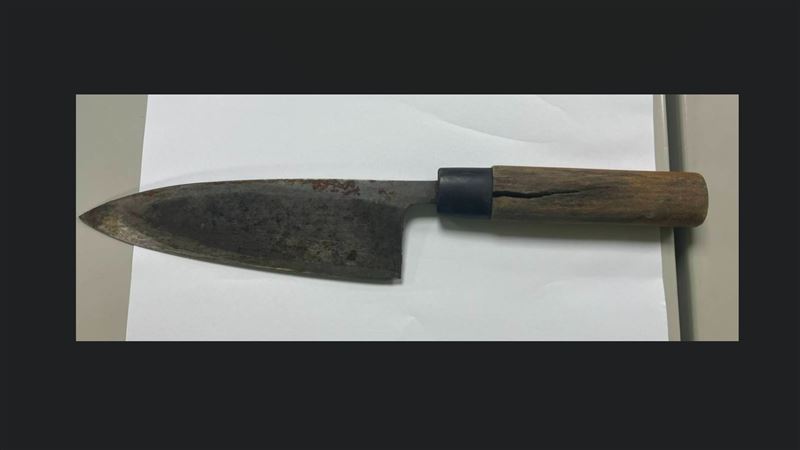 警方查扣梁男的魚刀。（圖／翻攝畫面）