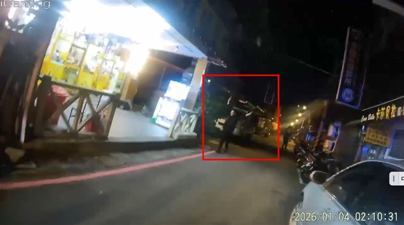 梁男揮舞魚刀。（圖／翻攝畫面）