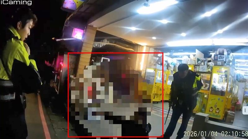 梁男跟警方表示自己曾是廚師帶把刀在身上很正常。（圖／翻攝畫面）