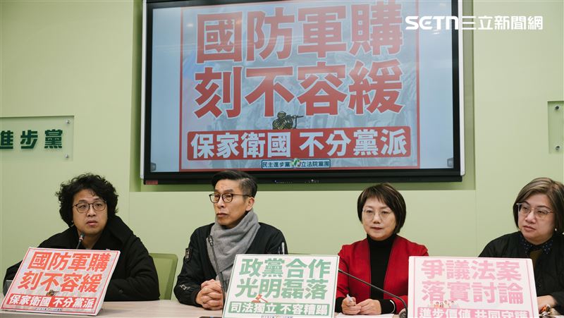 沈伯洋指出，言論自由並非無邊無際，言論自由不能侵害國家主權或別人的自由，否則也不會有侮辱、誹謗等罪行；言論自由也不能動盪經濟，在股市散播謠言就會是犯罪。（圖／記者楊士誼攝影）