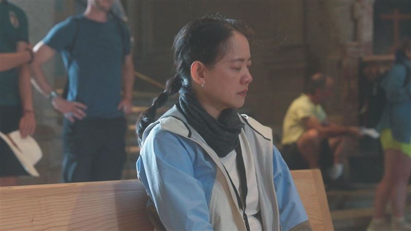 曾寶儀在教堂內淚崩。(圖/公共電視、新傳媒提供)