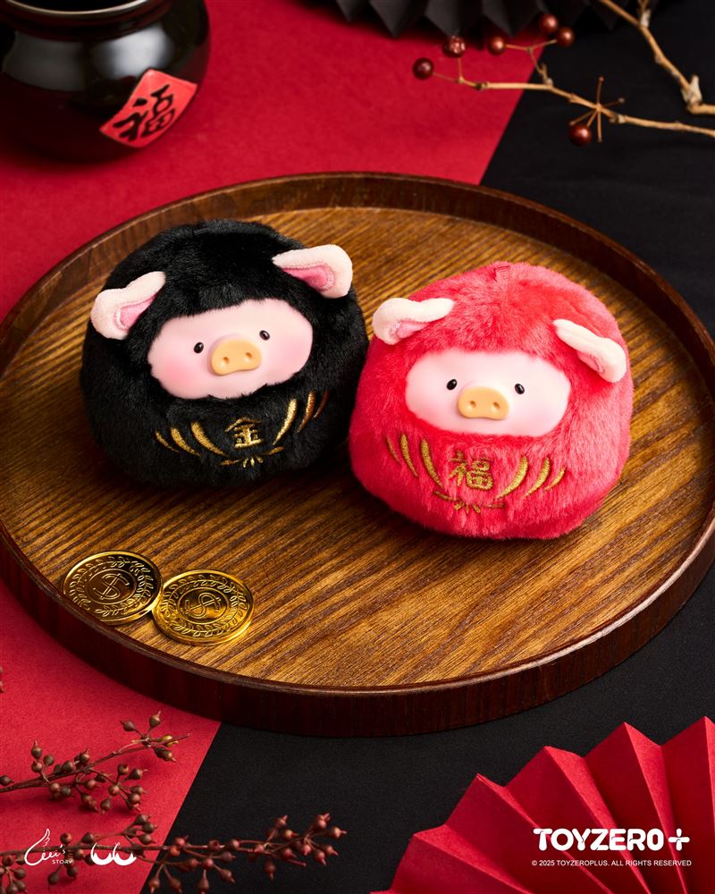 台灣限定罐頭豬LuLu-命中豬定搪膠毛絨達摩吊飾。（圖／品牌業者提供）