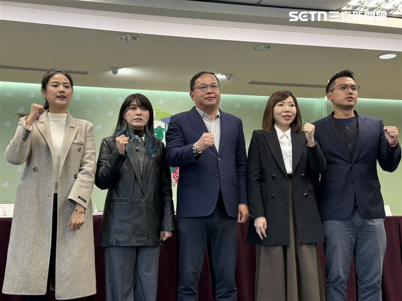 民進黨立委王義川、台北市議會黨團幹事長顏若芳、新北市議會黨團前總召張維倩、桃園市議會黨團總召李宗豪及基隆市議會黨團總召曾怡芳召開「TPASS no PASS！藍白擋總預算為難通勤族」記者會（圖／記者劉秀敏攝影）