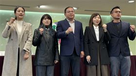民進黨立委王義川、台北市議會黨團幹事長顏若芳、新北市議會黨團前總召張維倩、桃園市議會黨團總召李宗豪及基隆市議會黨團總召曾怡芳召開「TPASS no PASS！藍白擋總預算為難通勤族」記者會（圖／記者劉秀敏攝影）