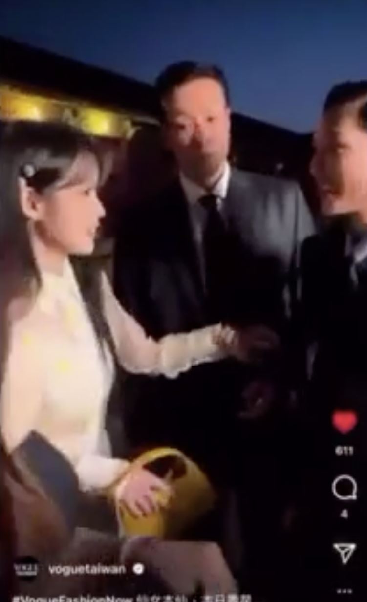 IU轉頭向保鑣求助，驚恐神情全被拍。（圖／翻攝自Dcard）