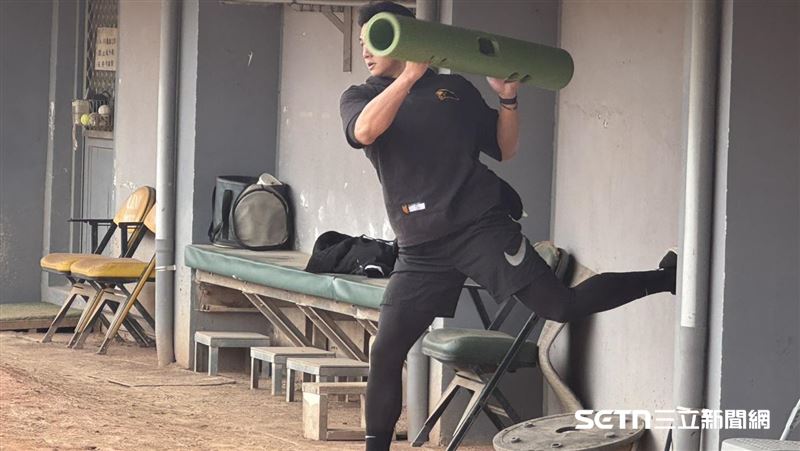 江少慶隨統一獅開始訓練。(圖/記者黃耿誼攝影)