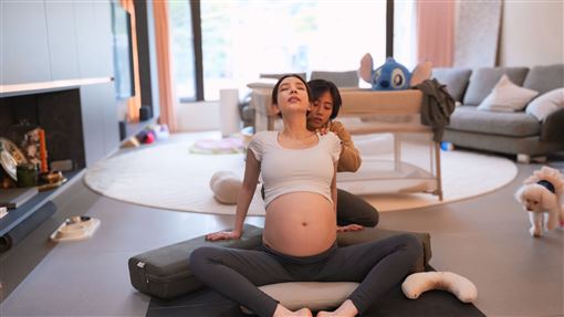 網留言：一屍兩命　愛雅挺孕肚衝警局報案