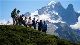 本次任務從阿爾卑斯山知名的白朗湖步道正式展開。（圖／三立提供）
