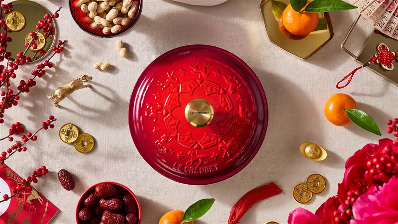 LE CREUSET旋轉木馬系列迎春登場。（圖／品牌業者提供）