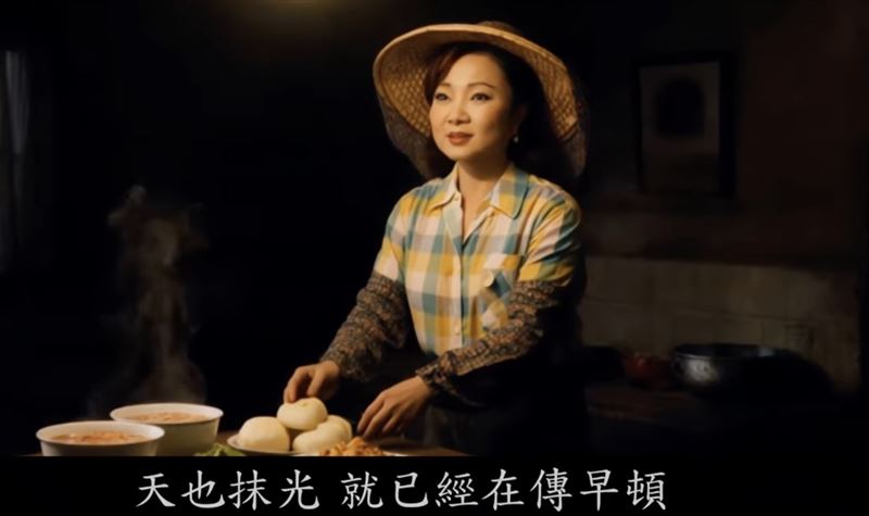 白冰冰扮演的傳統媽媽天還沒亮就在準備早餐。（圖／長興影視提供）