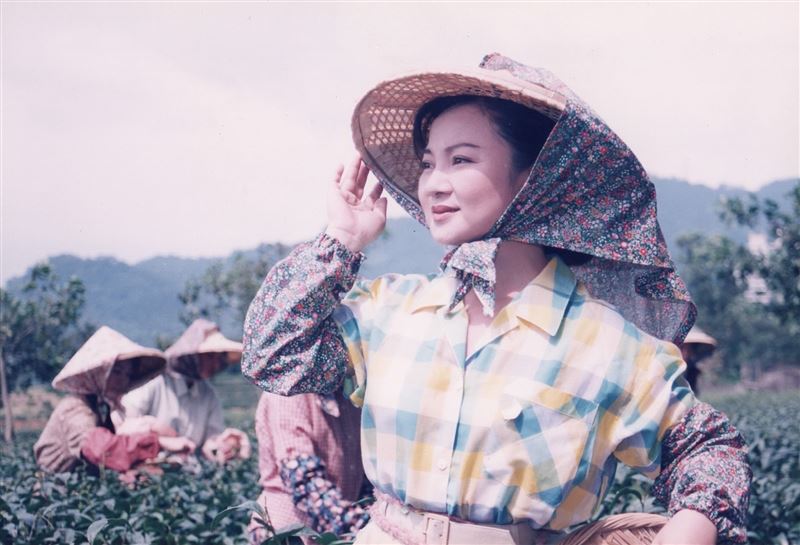 白冰冰以1998年拍攝的《春天後母心》畫面，加上AI技術拍攝〈阿母哪會攏無睏〉MV。（圖／長興影視提供）