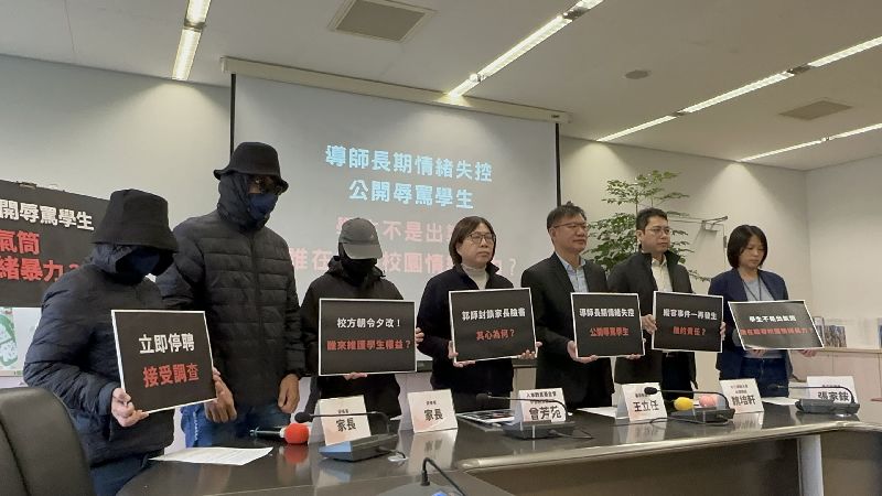 家長出面投訴台中潭子區某國小導師遭控訴對學生不當管教，多次在班上公開辱罵特定學生，家長在人本教育基金會中部辦公室、民進黨台中市議員王立任（右3）、張家銨（右1）陪同下出面控訴