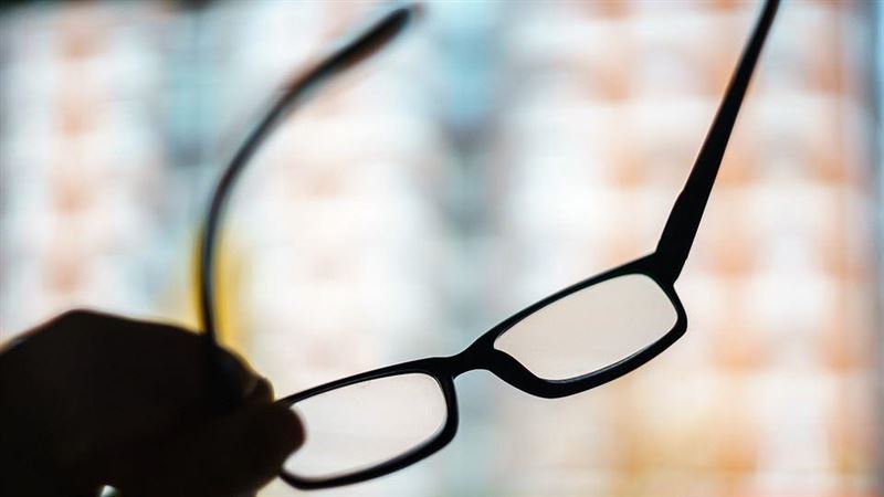 男配眼鏡噴一萬疑變盤子？內行揭殘酷真相