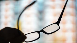 男配眼鏡噴一萬疑變盤子？內行揭殘酷真相