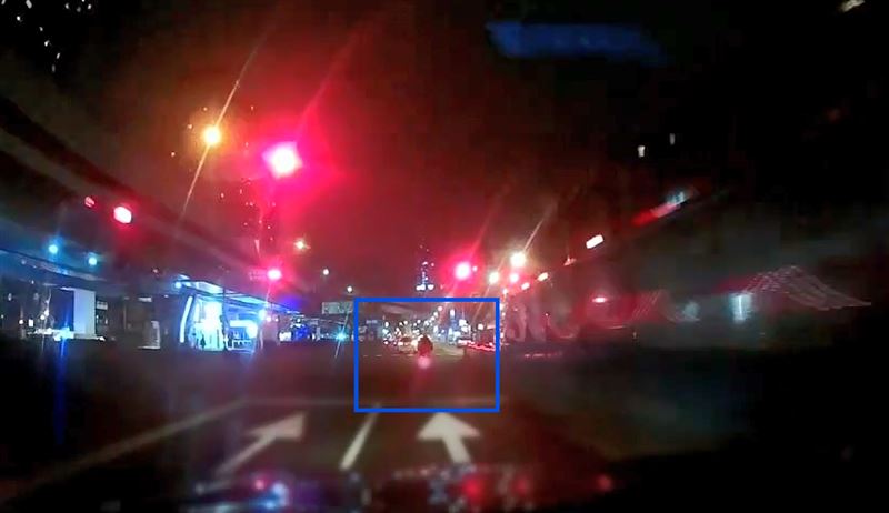 張男騎車闖紅燈還滑手機被警方追捕。（圖／翻攝畫面）