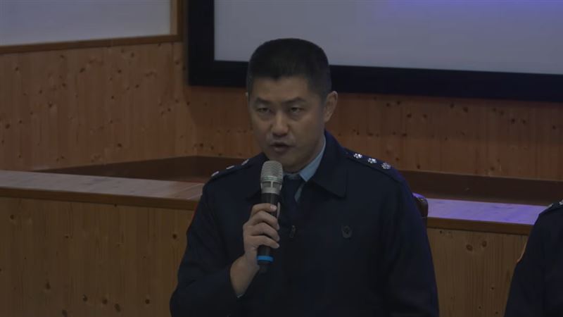 空軍五聯隊第27隊隊長周明慶,面對痛失優秀隊員,在今天(7日)記者會一度哽咽。(圖/翻攝自國防部發言人)