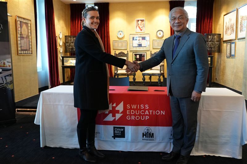 世新大學校長陳清河（右）前往瑞士與SEG代表簽署雙聯學位合約