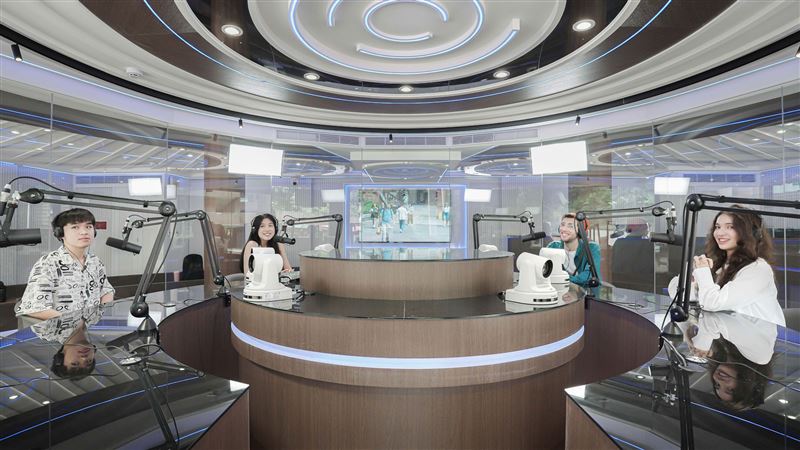 世新大學穩坐雙北私校註冊率之冠，持續創新課程設計、引進尖端設備，圖為圓桌影音播客直播間